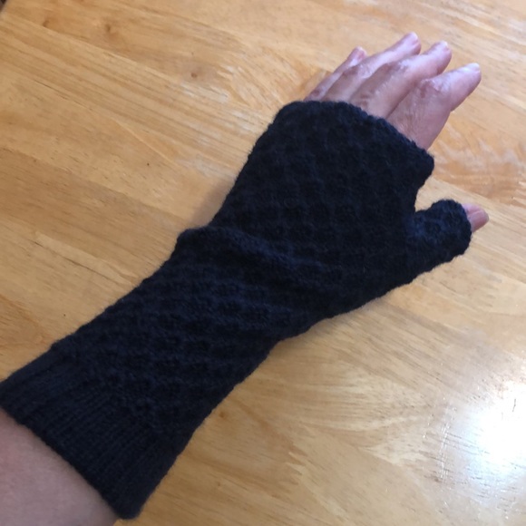 100% Alpaca Fingerless mittens - NWOT - Picture 4 of 5